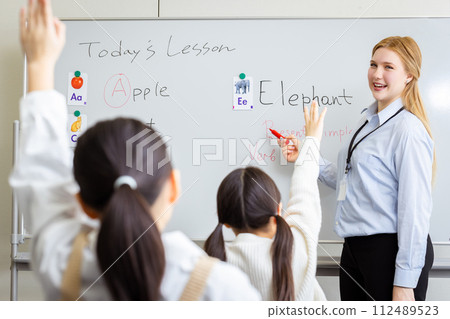 English conversation instructor and elementary school students English conversation instructor and elementary school students 112489523