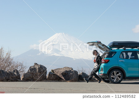 一名30多歲的男子開車時在停車場休息 112489582