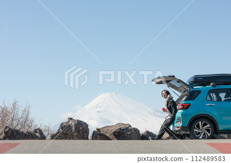 一名30多歲的男子開車時在停車場休息 一名30多歲的男子開車時在停車場休息 112489583