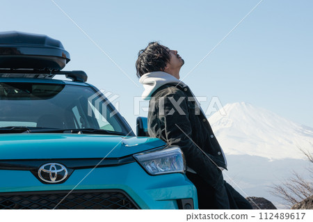 一名30多歲的男子與他心愛的汽車合影留念 112489617