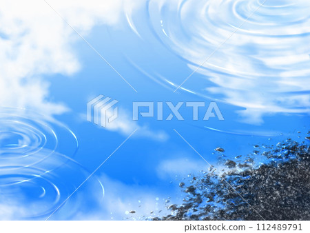 雨後的藍天反射在水坑里,漣漪,雨季,初夏 雨後的藍天反射在水坑里,漣漪,雨季,初夏 112489791
