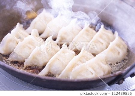 在煎鍋中煎餃子。 112489836