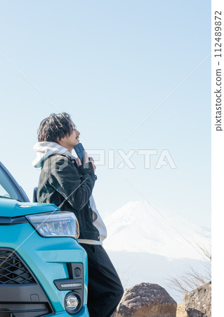 一名30多歲的男子在開車時遇到麻煩後致電。 112489872