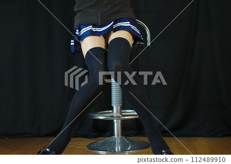 穿著及膝襪的美麗女性腿 112489910