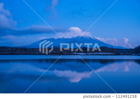 （山梨縣）精進湖畔的富士山傍晚時分，雲朵升起，露出富士山的容顏 112491238