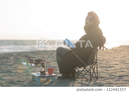 一名30多歲的男子在海灘生下篝火 112491357