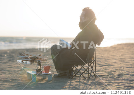 一名30多歲的男子在海灘生下篝火 112491358