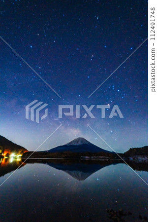 (Yamanashi Prefecture) Mt. Fuji and the Milky Way on the shore of Lake Shoji (Yamanashi Prefecture) Mt. Fuji and the Milky Way on the shore of Lake Shoji 112491748