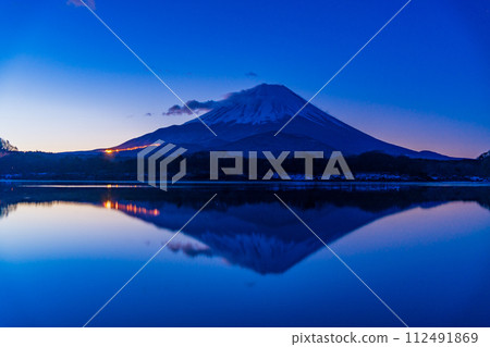（山梨縣）黎明前精進湖畔的富士山 112491869