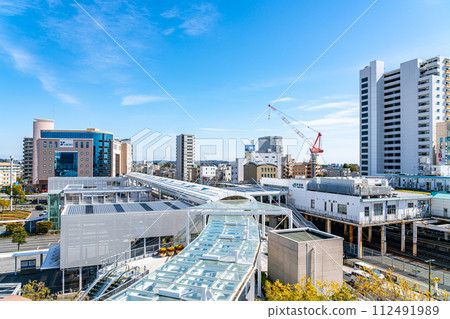 [Kanagawa Prefecture] The cityscape around Tsujido Station with beautiful blue skies 112491989