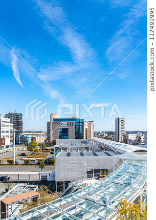 [Kanagawa Prefecture] The cityscape around Tsujido Station with beautiful blue skies 112491995