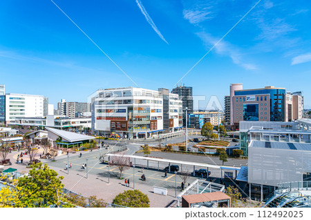 [Kanagawa Prefecture] The cityscape around Tsujido Station with beautiful blue skies 112492025