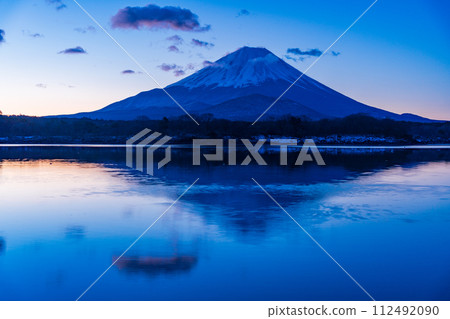 (Yamanashi Prefecture) Mt. Fuji on the shore of Lake Shoji before dawn 112492090