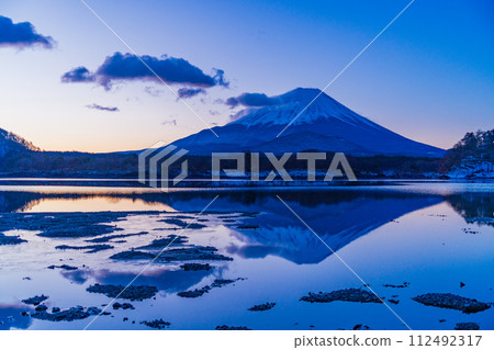 (Yamanashi Prefecture) Lake Shoji, sunrise clouds and Mt. Fuji reflected on the lake surface (Yamanashi Prefecture) Lake Shoji, sunrise clouds and Mt. Fuji reflected on the lake surface 112492317