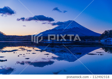 (Yamanashi Prefecture) Lake Shoji, sunrise clouds and Mt. Fuji reflected on the lake surface 112492318
