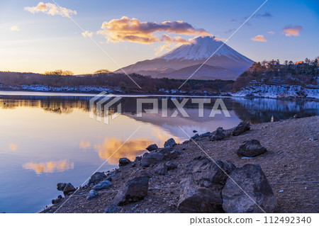 (Yamanashi Prefecture) Lake Shoji, sunrise clouds and Mt. Fuji reflected on the lake surface (Yamanashi Prefecture) Lake Shoji, sunrise clouds and Mt. Fuji reflected on the lake surface 112492340