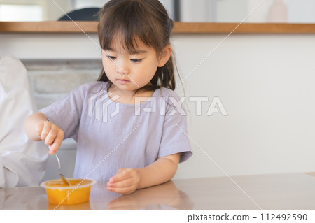 Girls eating jelly 112492590