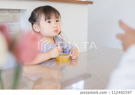 A girl who eats 112492597