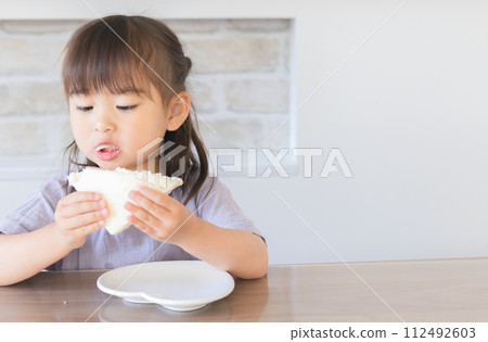 A girl who eats 112492603