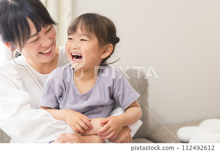 Smile parent and child 112492612