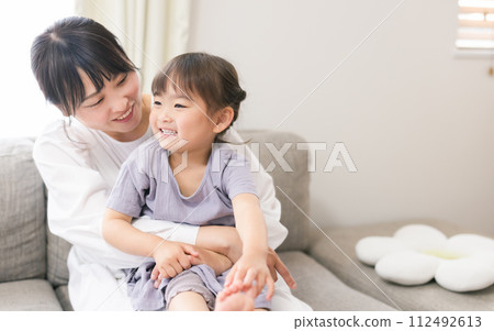 女兒在媽媽腿上 112492613