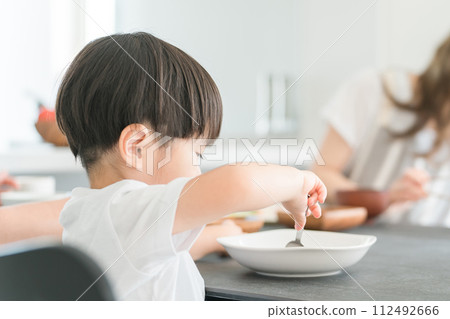 Babies, infants, and kindergarteners eating baby food and rice (childcare/childcare) 112492666