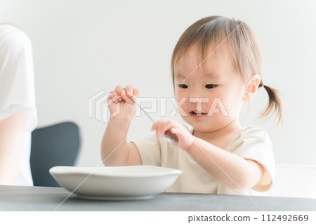 Babies, infants, and kindergarteners eating baby food and rice (childcare/childcare) Babies, infants, and kindergarteners eating baby food and rice (childcare/childcare) 112492669