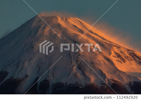[靜岡縣_富士市_富士山]二月雪煙飛揚的紅富士 112492920