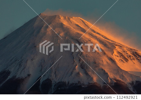 [靜岡縣_富士市_富士山]二月雪煙飛揚的紅富士 112492921