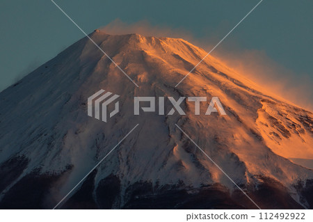 [靜岡縣_富士市_富士山]二月雪煙飛揚的紅富士 112492922