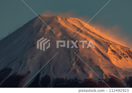[靜岡縣_富士市_富士山]二月雪煙飛揚的紅富士 112492923