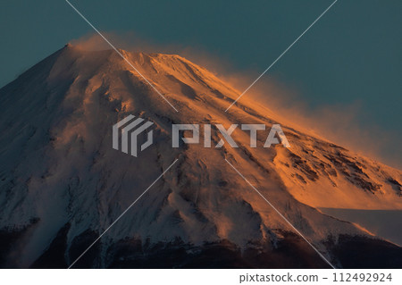 [靜岡縣_富士市_富士山]二月雪煙飛揚的紅富士 112492924