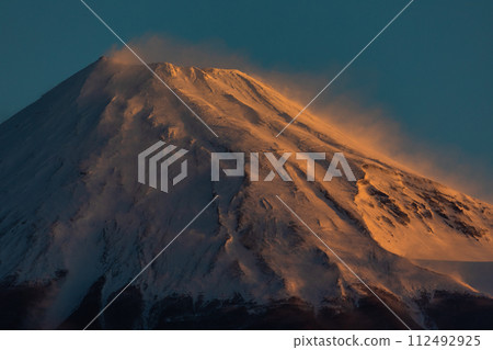 [靜岡縣_富士市_富士山]二月雪煙飛揚的紅富士 112492925