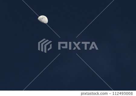 Moon age 8.2, the Kisaragi moon shining in the evening sky Moon age 8.2, the Kisaragi moon shining in the evening sky 112493008