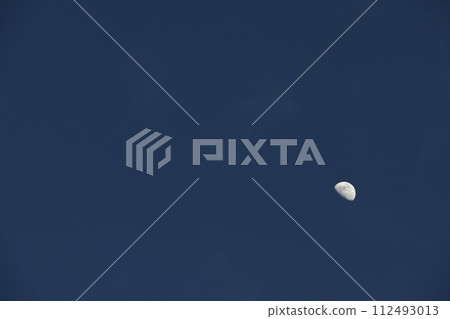 Moon age 8.2, the Kisaragi moon shining in the evening sky 112493013