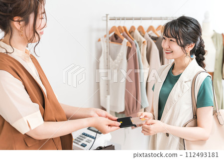 使用信用卡的女性（購物、購物、電子支付） 112493181