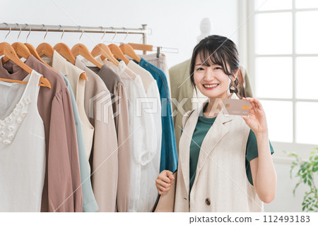 使用信用卡的女性（購物、購物、電子支付） 112493183