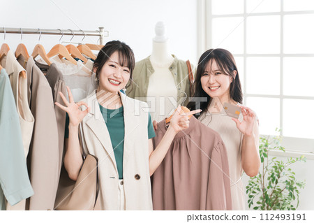 Women using credit cards (shopping, shopping, electronic payment) Women using credit cards (shopping, shopping, electronic payment) 112493191