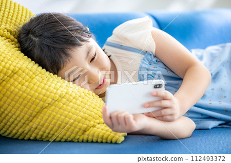 在智能手機上看視頻的女孩 112493372