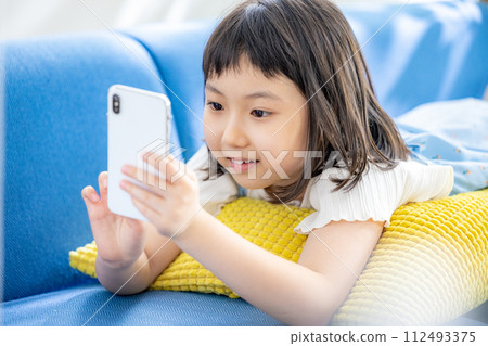 看智能手機的小學生 112493375