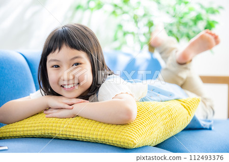 放鬆在客廳的女孩 112493376
