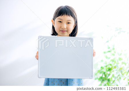 有白板的小學女孩 112493381