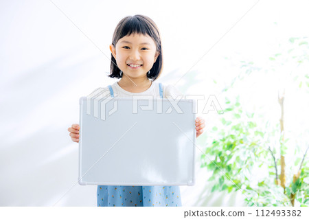 有白板的小學女孩 112493382