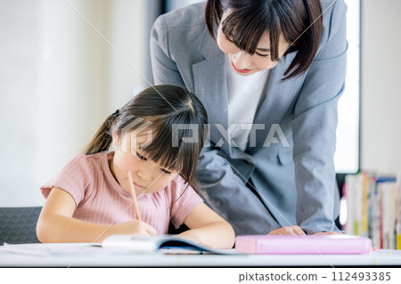 在補習班學習的小學生 112493385