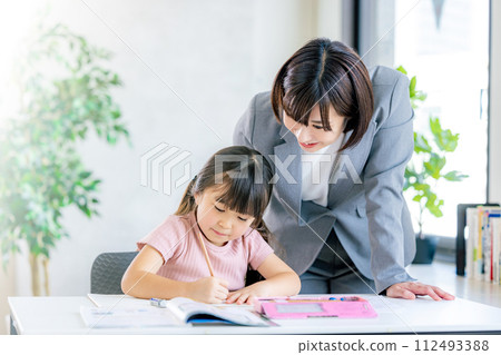 Elementary school girl studying at cram school 112493388