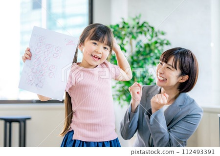 Children and teacher showing perfect score on test 112493391