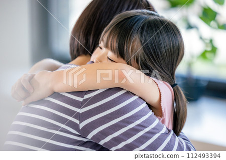 孩子和媽媽互相擁抱 112493394
