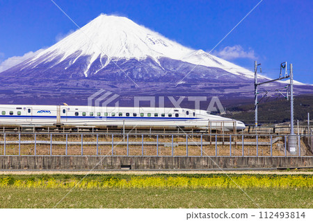 [靜岡縣_富士市_新幹線]藍天中的富士山和東海道新幹線 112493814