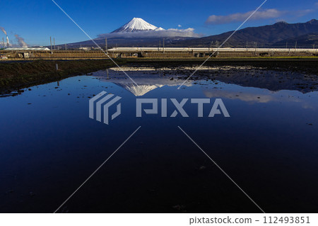 [Shizuoka Prefecture_Fuji City_Shinkansen] Mt. Fuji and Tokaido Shinkansen in the blue sky 112493851