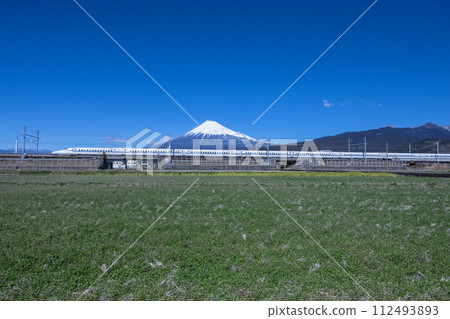 [靜岡縣_富士市_新幹線]藍天中的富士山和東海道新幹線 112493893